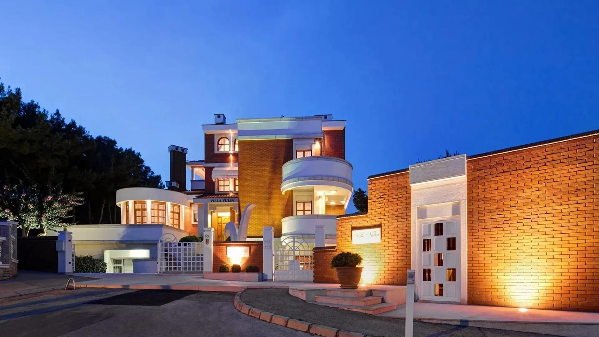 Villa With Jacuzzi On The Pula Riviera