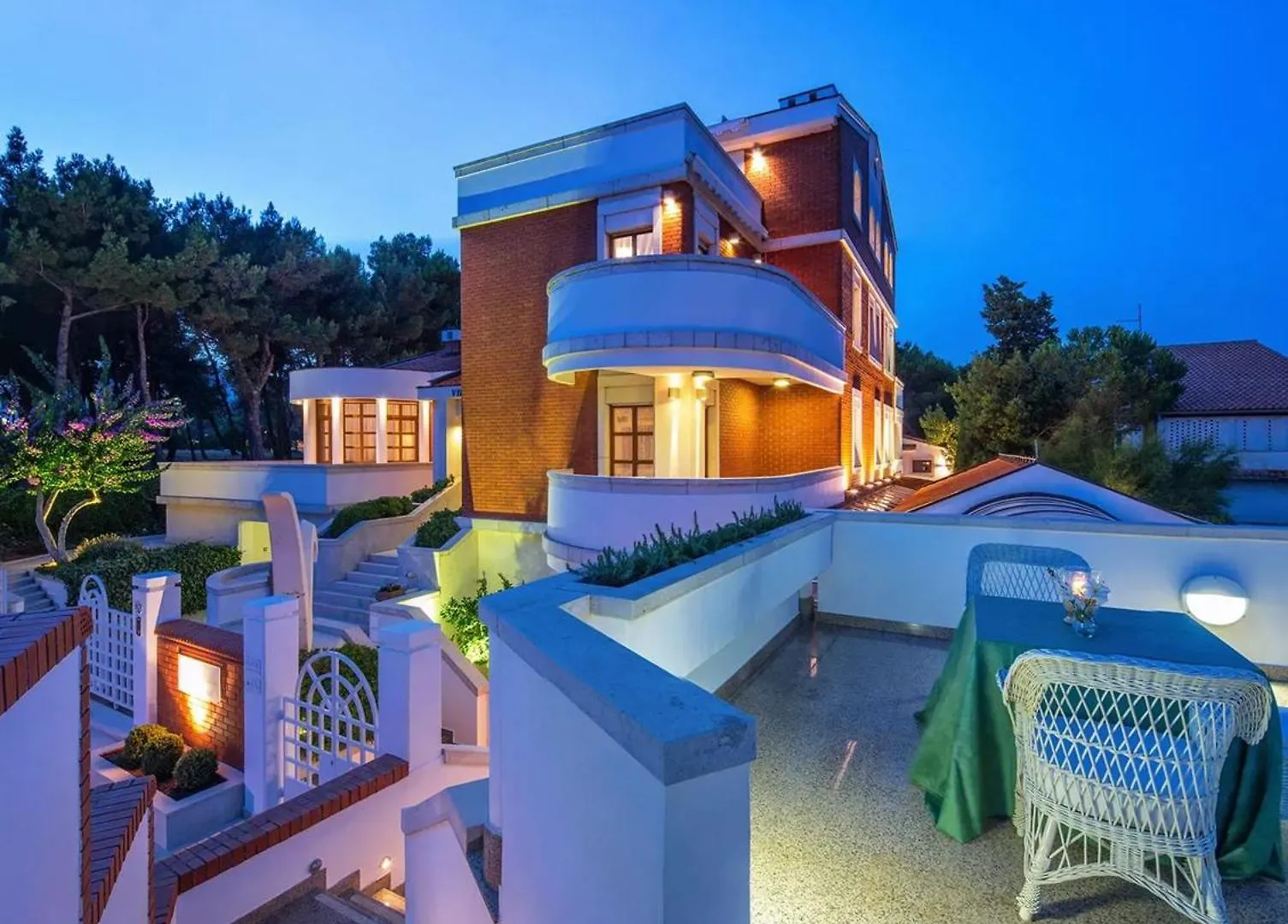 Villa With Jacuzzi On The Pula Riviera