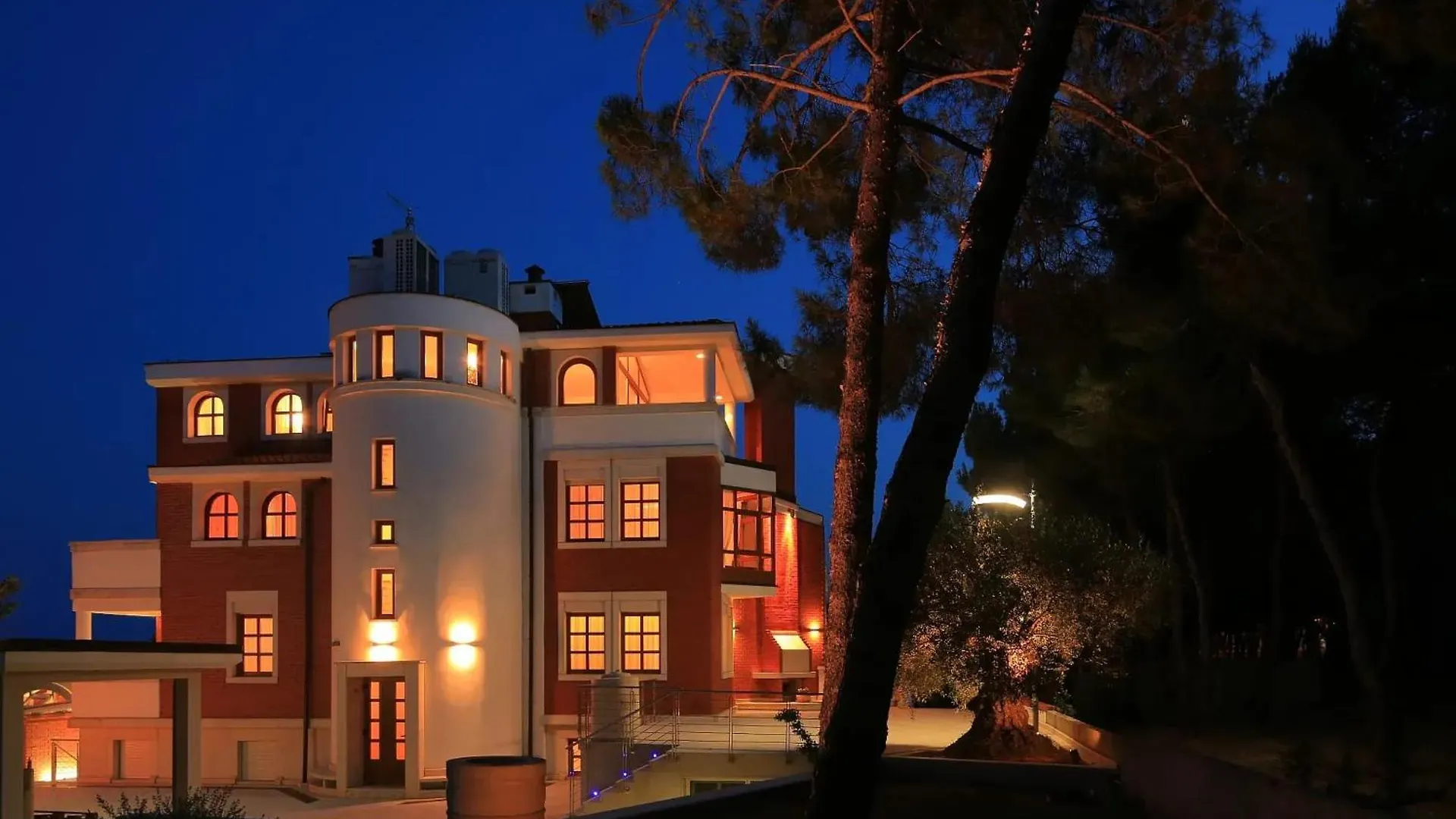 Villa With Jacuzzi On The Pula Riviera