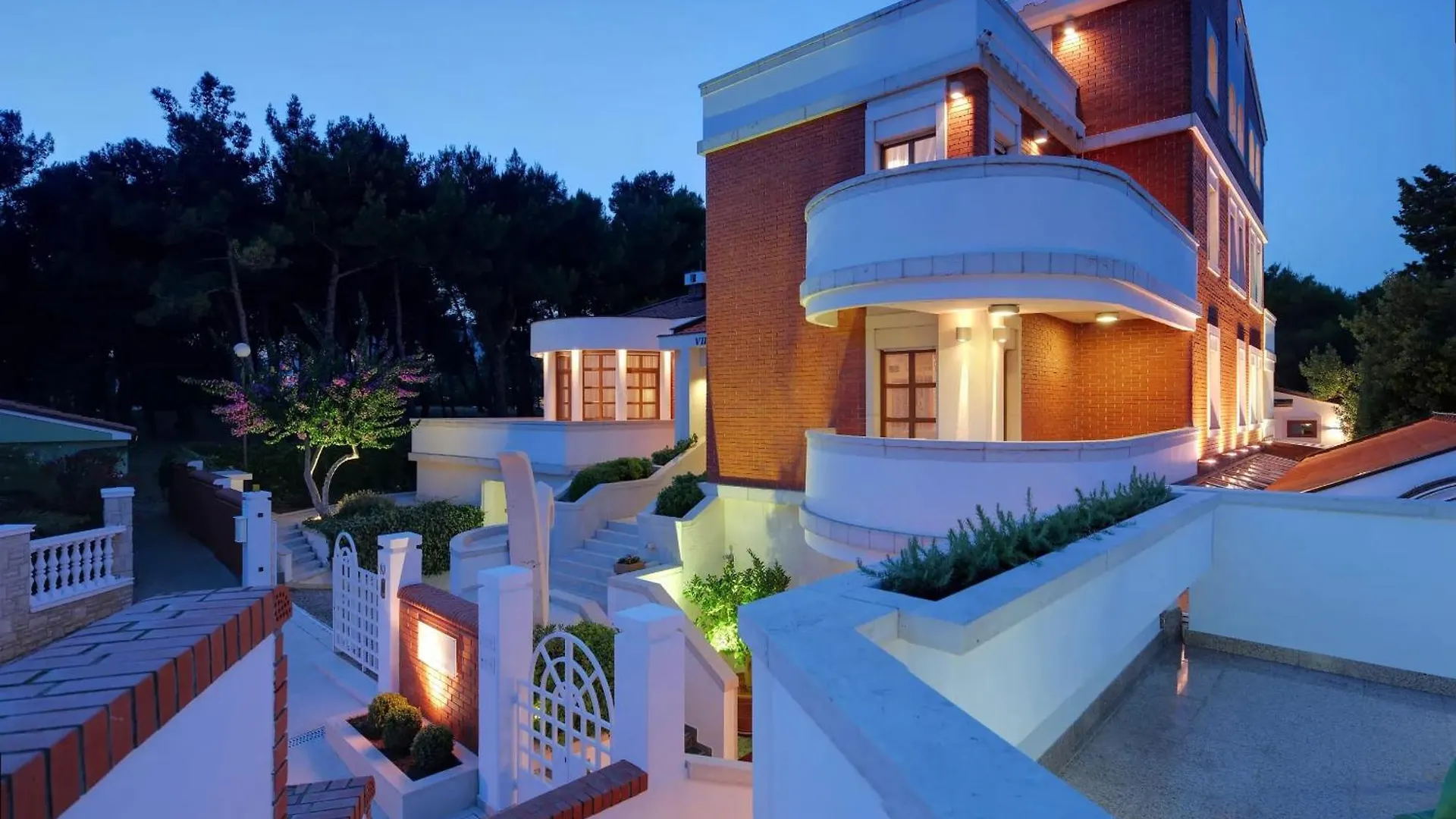 Villa With Jacuzzi On The Pula Riviera