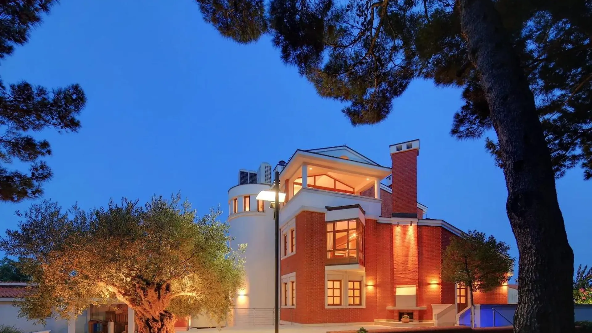 Villa With Jacuzzi On The Pula Riviera