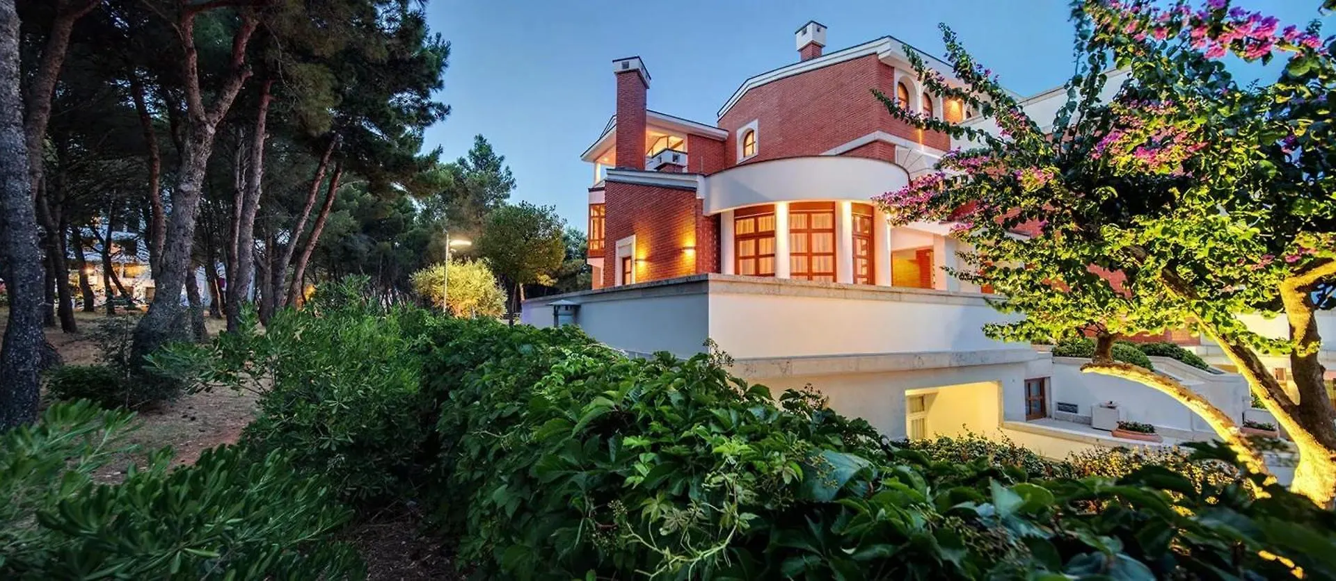 Villa With Jacuzzi On The Pula Riviera