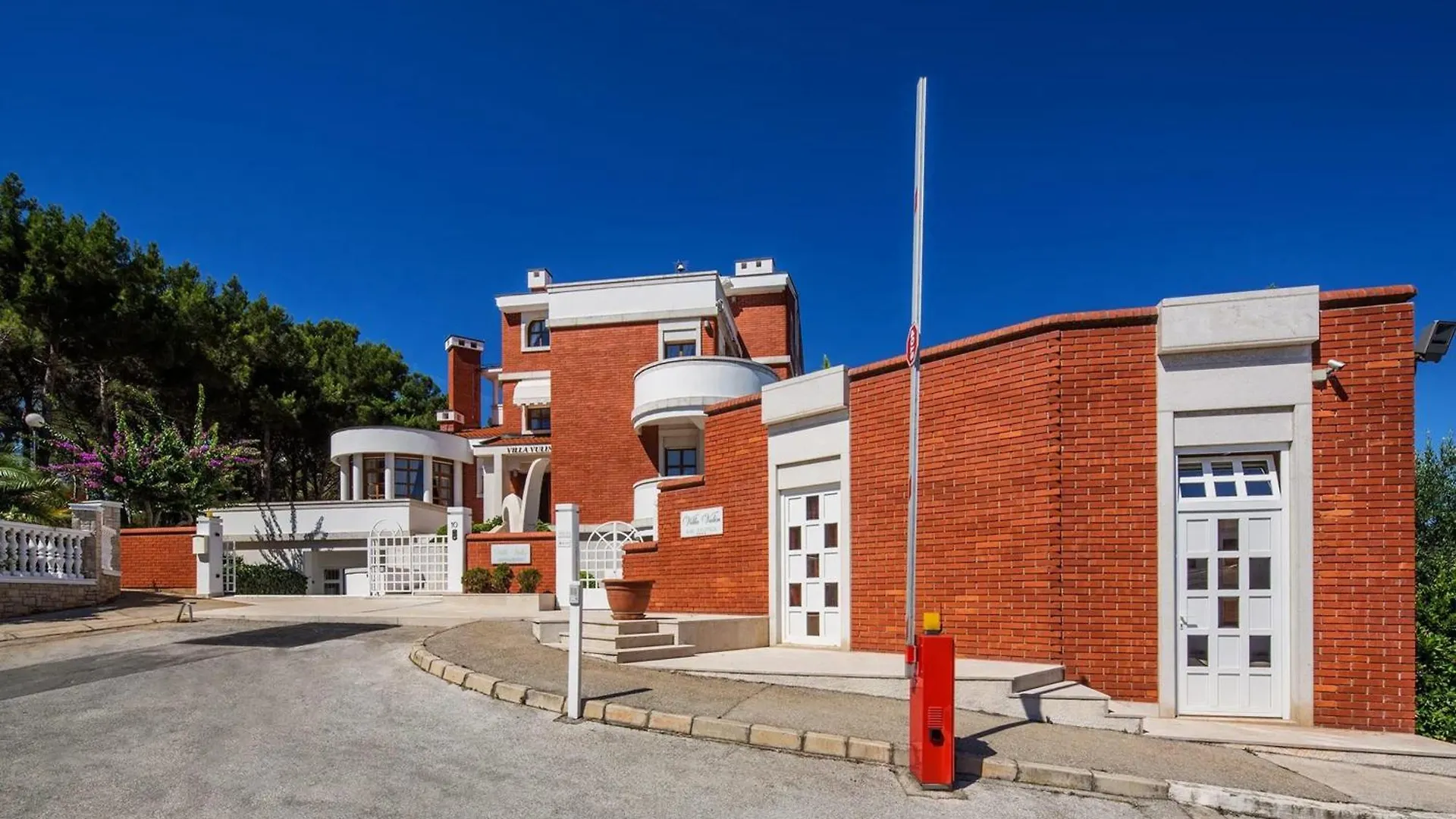 Villa With Jacuzzi On The Pula Riviera Croatia