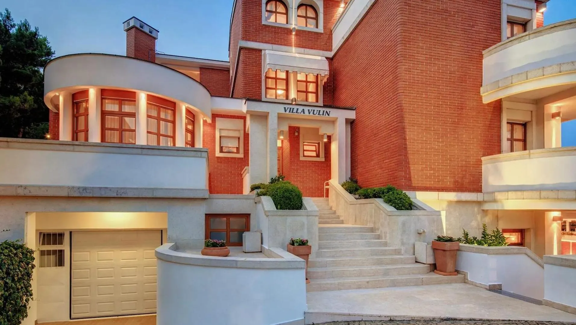 Villa With Jacuzzi On The Pula Riviera