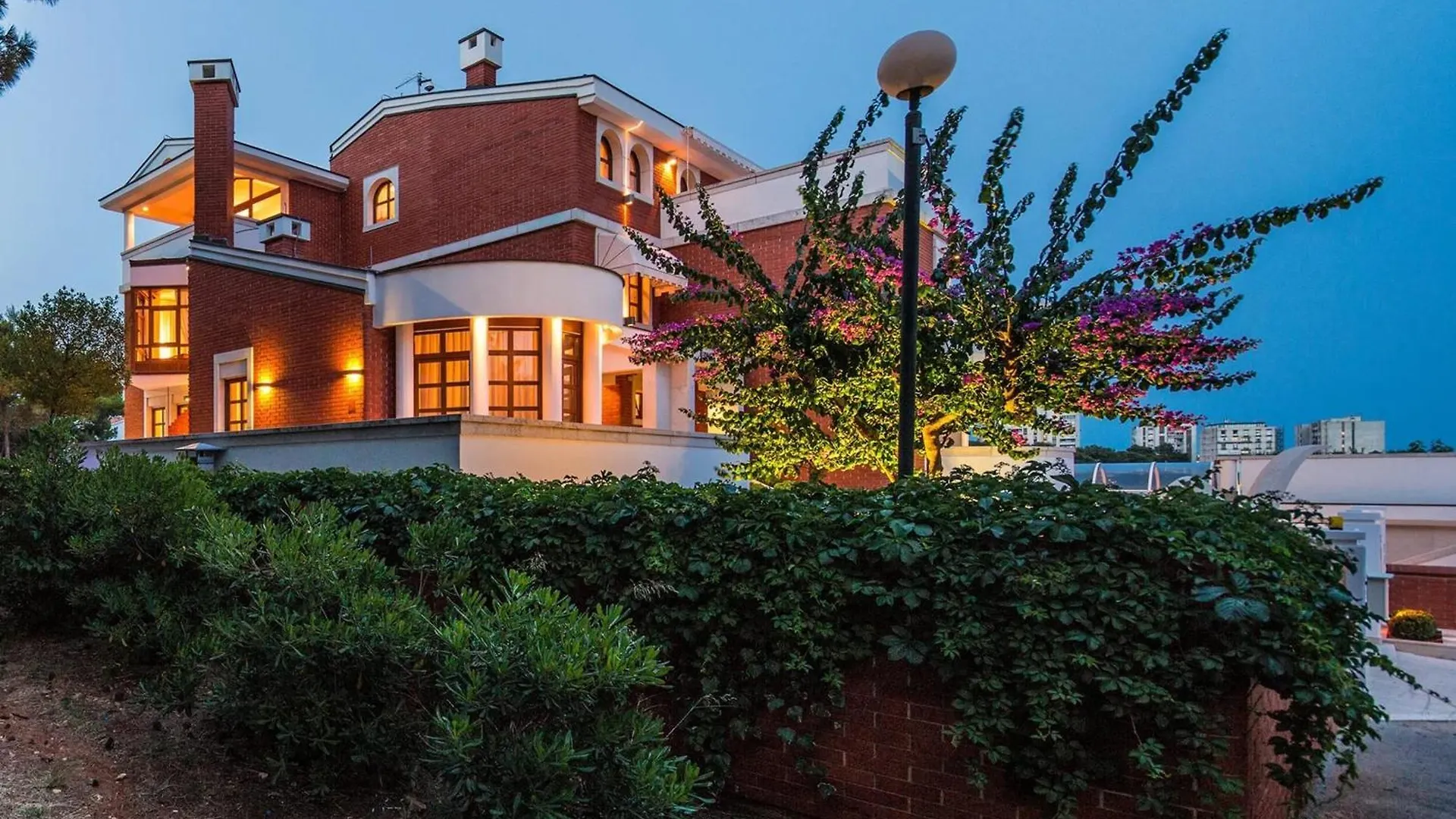 Villa With Jacuzzi On The Pula Riviera contacts